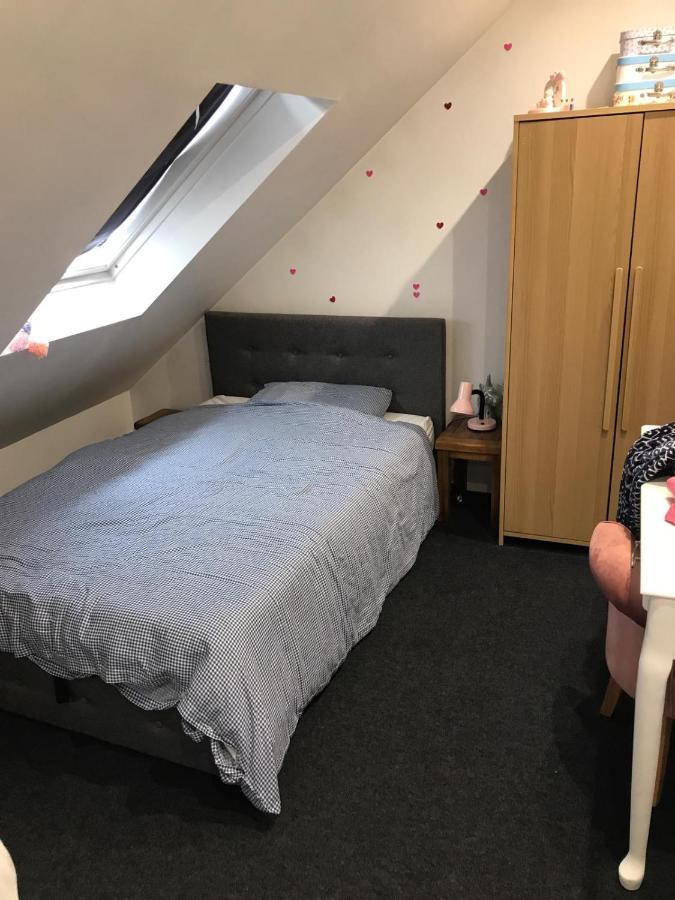 2 X Double Rooms In Cheam Экстерьер фото